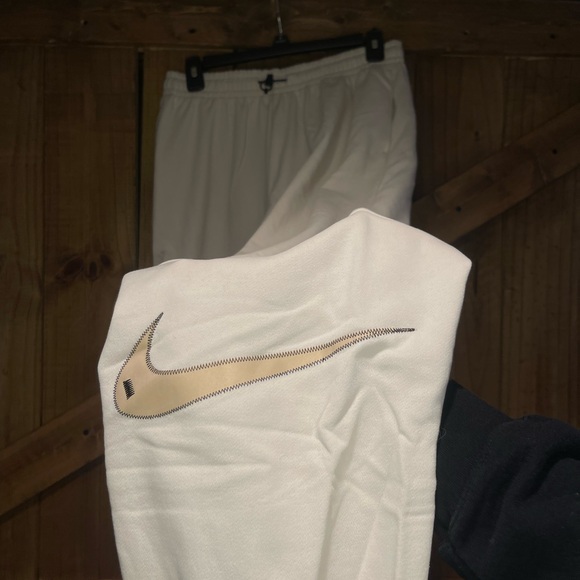 Nike oversized tan Sweatpants New with tags - Picture 2 of 4